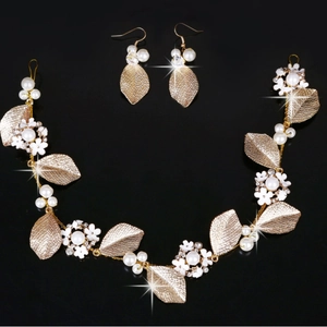 Goldenes Blatt Braut Kopfschmuck Set mit weißen Blumen und Perlen für die Hochzeit