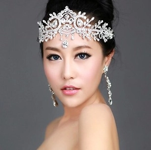 Magnifique parure de mariage avec diadème argenté et boucles d'oreilles en strass