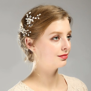 Vue détaillée de l'épingle à cheveux de mariée avec perles et strass sur les cheveux