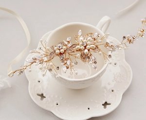 Détail du bandeau de mariée avec perles et strass sur une tasse à thé blanche