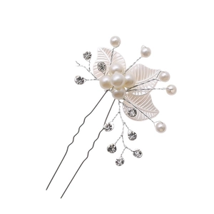 Épingle à cheveux de mariée élégante avec perles blanches, cristaux et pétales de fleurs
