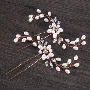 Détail d'épingles à cheveux de mariée or rose avec perles blanches et cristaux brillants