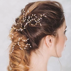 Vigne de cheveux de mariée dorée faite main avec perles blanches tissées dans une tresse
