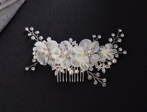Détails du peigne de mariée avec fleurs en mousseline beige et strass scintillants