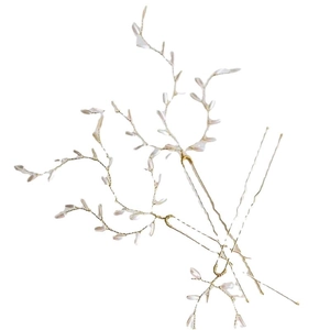 Lot de deux épingles à cheveux de mariage dorées faites main avec feuilles de perles blanches