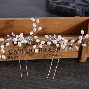 Vue détaillée d'épingles à cheveux de mariée en or rose avec perles et cristaux