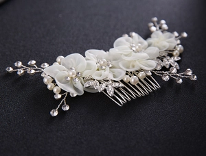 Détails de ce peigne de mariée avec fleurs en mousseline et perles brillantes
