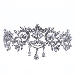 Eleganter silberner Braut-Tiara mit funkelnden Strasssteinen und Wassertropfenanhängern