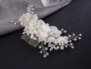 Détails du peigne à cheveux de mariée avec fleurs en soie, strass et perles blanches