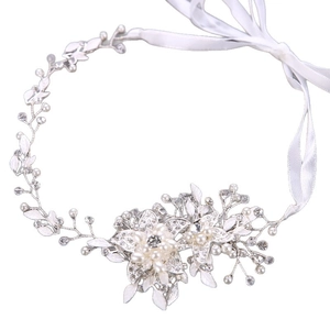 Bandeau de mariée européen avec perles blanches, cristaux et motif floral argenté