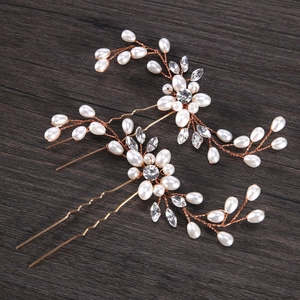 Détail de l'épingle à cheveux mariée dorée avec perles blanches et cristaux brillants