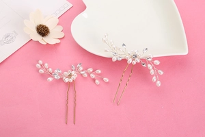 Gros plan détaillé d'épingles à cheveux de mariée en U avec perles blanches et strass brillants