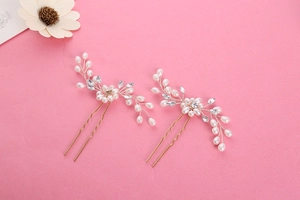 Détail d'épingles à cheveux de mariée avec perles blanches et strass marquise élégants
