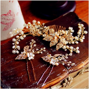 Detailed view of Baroque gold leaf bridal hair comb set with pearls and crystals