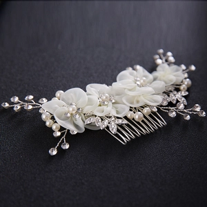 Peigne à cheveux de mariée avec fleurs en satin, perles et strass sur base argentée