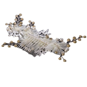 Peigne à cheveux de mariée argenté avec fleurs en mousseline blanche, perles et cristaux