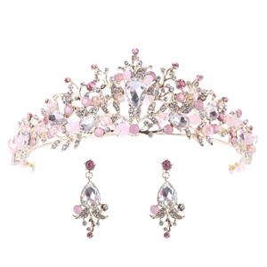 Conjunto de corona nupcial con cristales rosas y pendientes de gota en base dorada