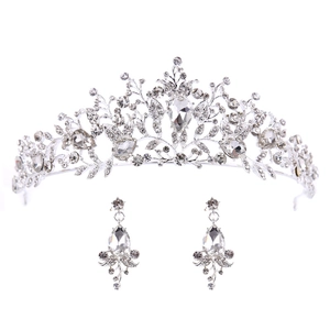 Detalle de corona de novia plateada y pendientes con cristales y gemas en forma de pera