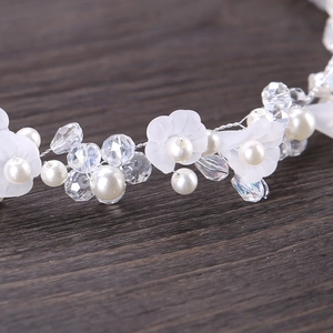 Serre-tête de mariée élégant avec fleurs blanches faites main et perles sur fil d'argent