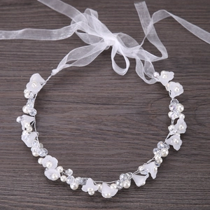 Serre-tête de mariée fait main avec fleurs blanches, cristaux et perles sur bois
