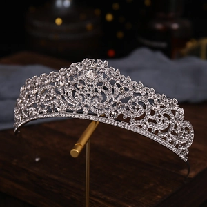 Détail d'une couronne de mariée argentée avec strass scintillants sur un support métal