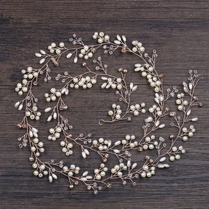 Dettaglio del tralcio per capelli da sposa in oro rosa con perle e cristalli