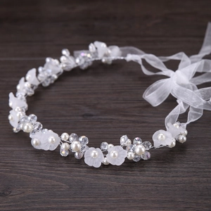 Serre-tête de mariée fait main avec fleurs blanches, cristaux et ruban d'organza
