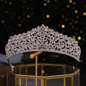 Gros plan d'un diadème de mariée argenté avec strass scintillants sur un support en verre