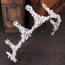 Détail de la couronne de mariée argentée avec filigrane et cristaux en goutte