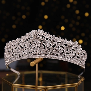 Détail de la couronne de mariée argentée avec cristaux sur une boîte à bijoux en verre