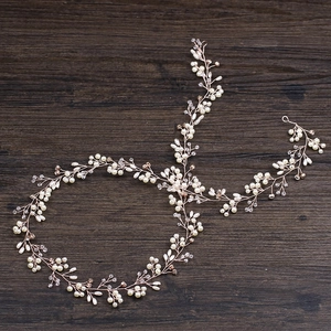 Dettaglio di tralcio per capelli da sposa con perle bianche e cristalli oro rosa