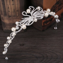 Vue détaillée du diadème de mariée argenté orné de perles blanches et de strass brillants