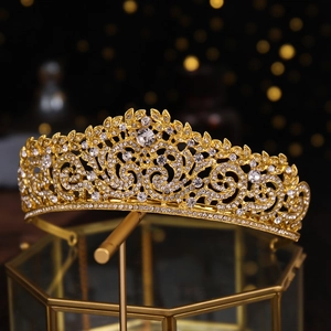 Vue détaillée de la tiare de mariée de luxe avec des motifs floraux en cristal étincelant