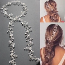 Détails de vigne à cheveux argentée pour mariée avec cristaux et perles sur fond sombre