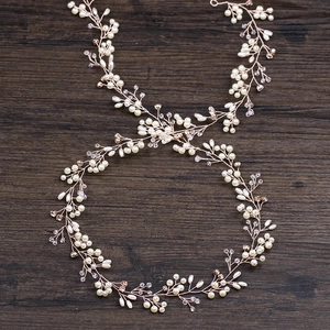 Dettaglio del tralcio per capelli da sposa in oro rosa con perle e cristalli