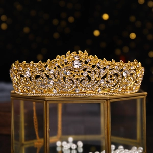 Détail macro du diadème de mariée baroque doré avec strass sur une boîte à bijoux