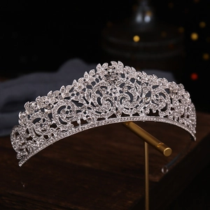 Détails de la couronne de mariée argentée avec motifs en filigrane et strass étincelants