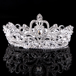 Tiara de mariée élégant en argent avec cristaux scintillants et pierre en goutte