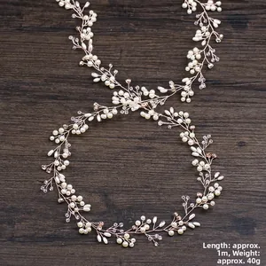 Dettaglio di un accessorio per capelli da sposa 1M fatto a mano con perle e filo oro rosa