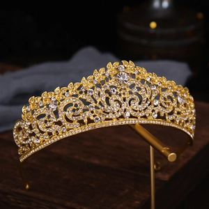 Couronne de mariée luxueuse dorée avec strass blancs et motif de feuilles sur support