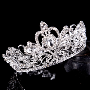 Couronne de mariée élégante en argent avec cristaux blancs et pierre centrale goutte