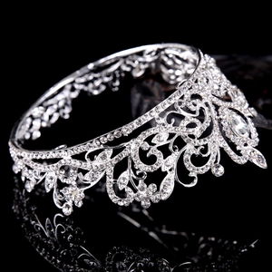 Couronne de mariée argentée élégante avec strass brillants et pierre centrale poire