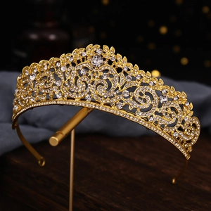 Détails de couronne de mariée dorée avec filigrane complexe et strass brillants incrustés