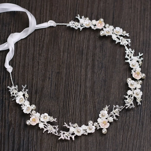 Détail de vigne à cheveux mariée avec fleurs en coquillage, perles et cristaux argentés
