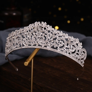 Détail d'une couronne de mariée argentée avec strass sur un support doré