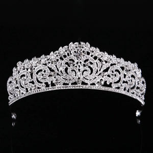 Détail macro du diadème de mariée argenté avec strass brillants sur fond noir intense