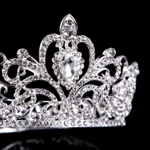 Couronne de mariée élégante en argent avec strass clairs et pendentif en goutte