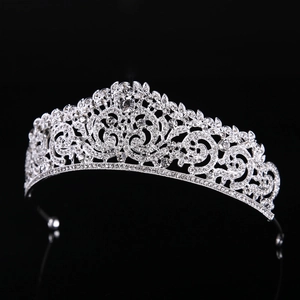 Tiara de mariée élégant en métal argenté avec strass brillants et design floral à volutes