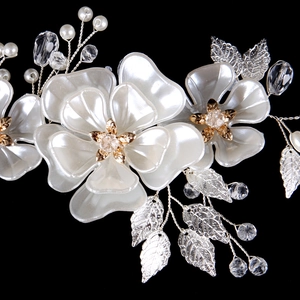 Dettaglio della fascia da sposa fatta a mano con perle bianche e fiori dorati