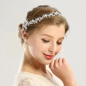Detailansicht eines silbernen Braut-Haarbands mit Strass und Perlen für die Hochzeit